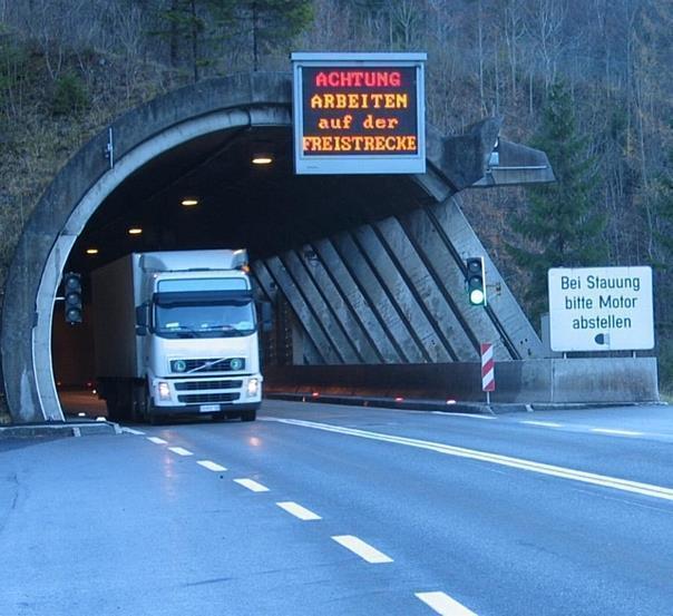 Auf Leuchttafeln, Ampeln und sonstige Anzeigen sollte bei Tunneldurchfahrten besonders geachtet werden. Foto: Auto-Reporter/ADAC